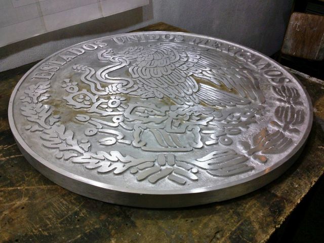 logo fundido en proceso de acabado